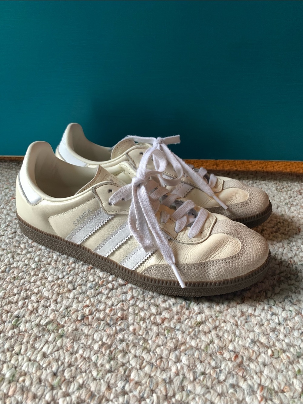 adidas Samba Sneakers in Cream, White and cream with gum sole